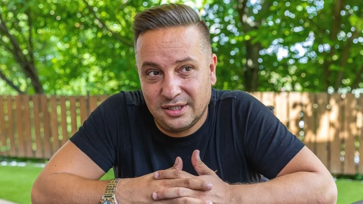 L.L. Junior fekete rövid ujjú pólóban ad interjút.