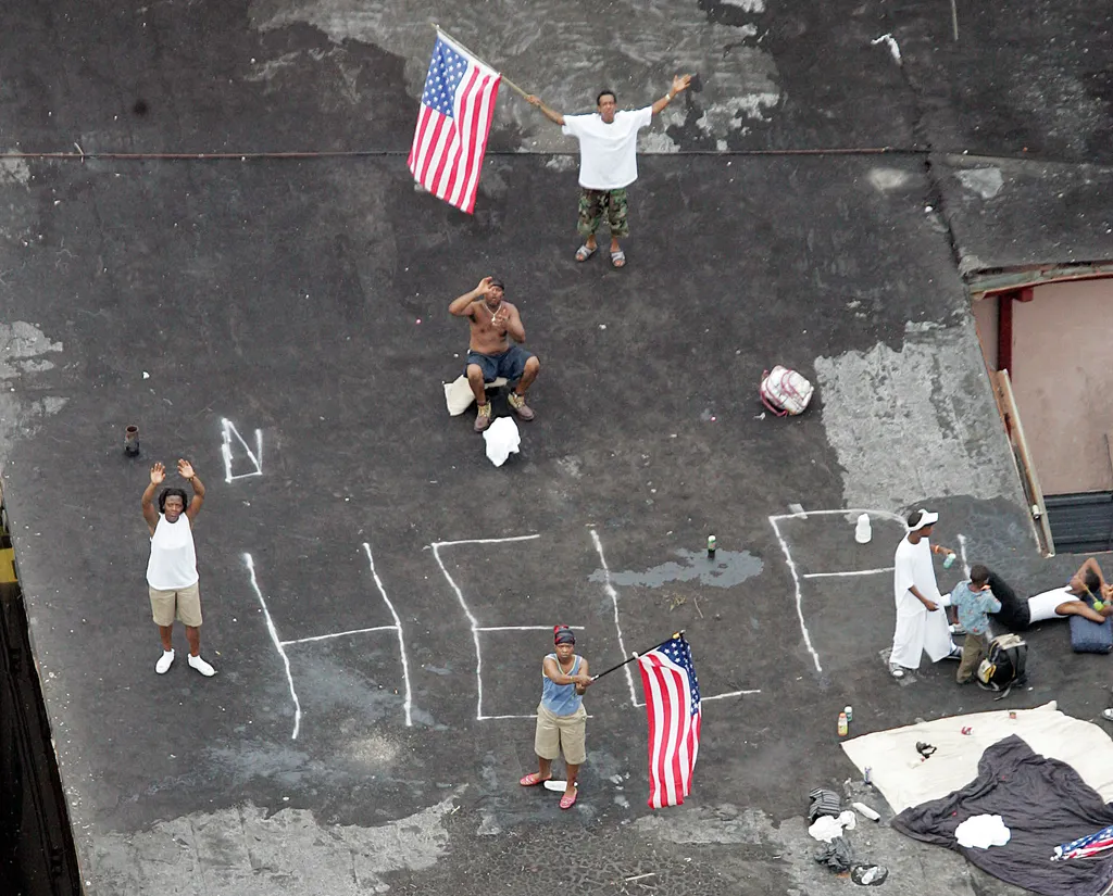 Katrina hurrikán, Katrinahurrikán, New Orleans, 2005, Katrina hurrikán 2005,
New Orleans residents wait to be rescued from the floodwaters of Hurricane Katrina 01 September, 2005. Stretched relief services flailed away Thursday at a vast refugee crisis de