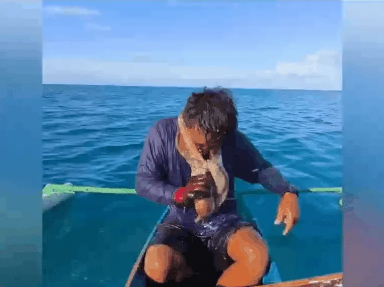 Jesser Cervantes nehezen tudta eltávolítani arcáról a polipot Fotó: YouTube
