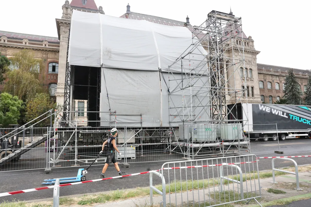 2026.08.17. Készülődés az augusztus 20-i ünnepi programokra. A budai Műegyetem közelében már lezárták a rakpartokat és építik az ünnepi kellékeket.