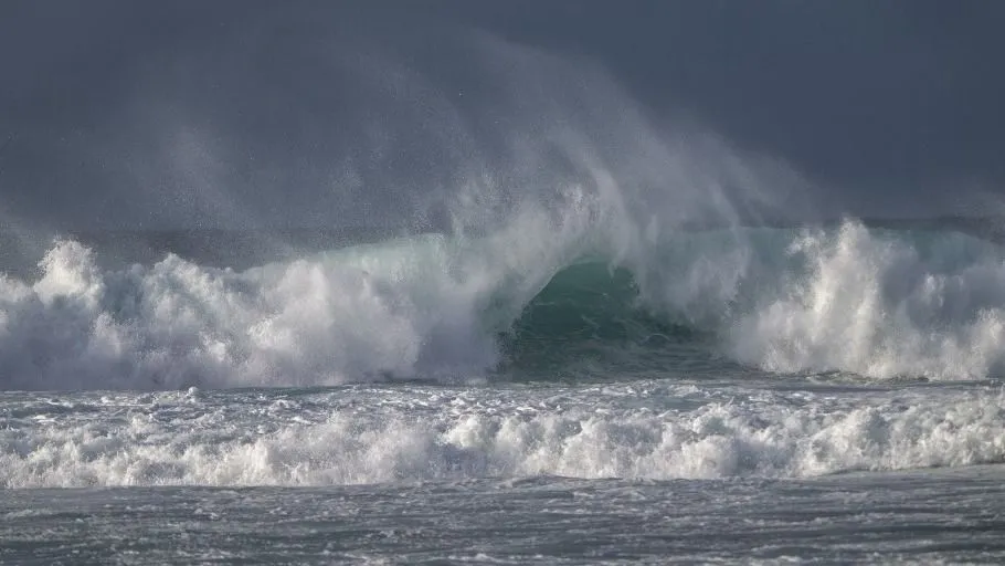 A Lala hurrikán heves esőzést és erős szelet hozott Hawaii térségébe Fotó: KEITH LEVIT / Connect Images Powerful ocean waves crash with misty spray under a dramatic sky. Paia, Hawaii, USA (Photo by Keith Levit / Connect Images via AFP)