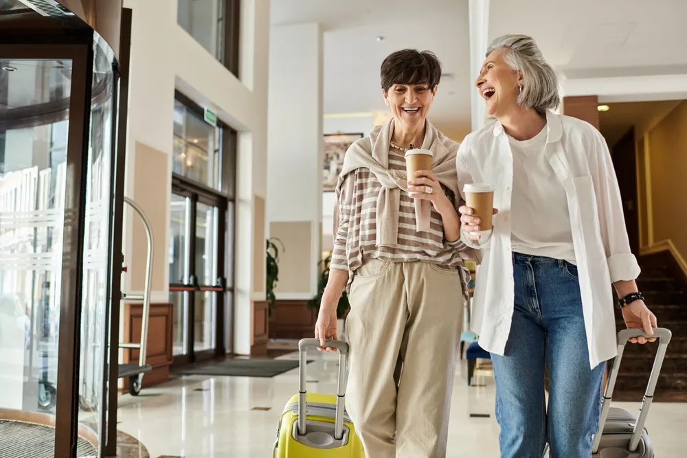 Longevity-t gyakorló idős hölgyek utazás közben