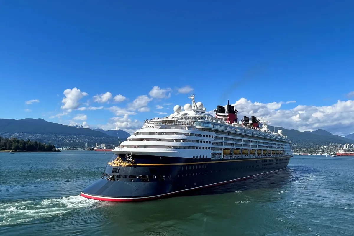A Disney Adventure hajója, amint elhagyja Vancouver kikötőjét