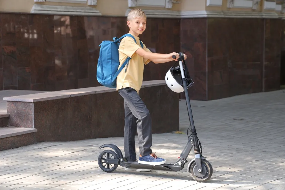 Iskolás srác begyakolott útvonalon ment islkolába