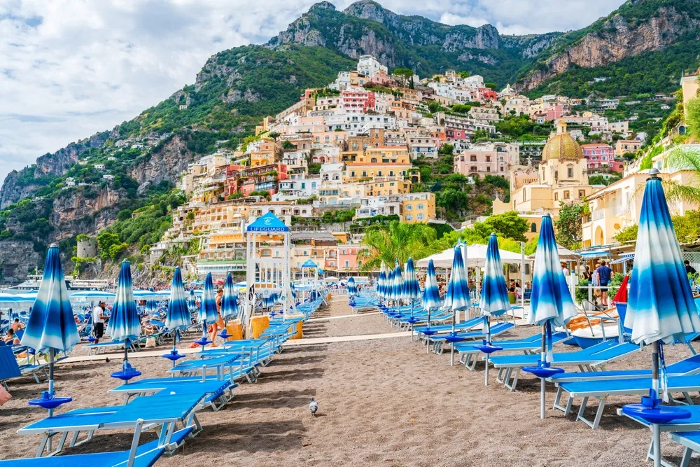Positano egyik elegáns strandja az Amalfi-parton