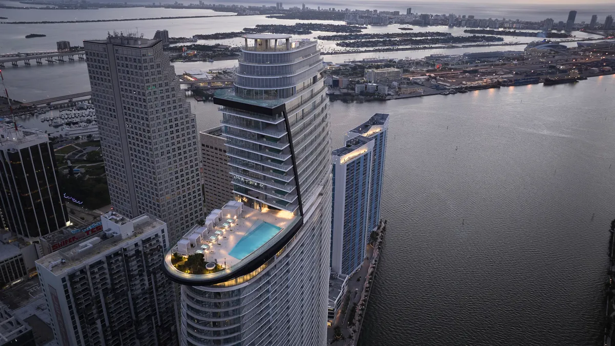 Nem olyan zavartalan az élet az Aston Martin Residences toronyházban, ahogy azt a milliárdos lakók elképzelték.