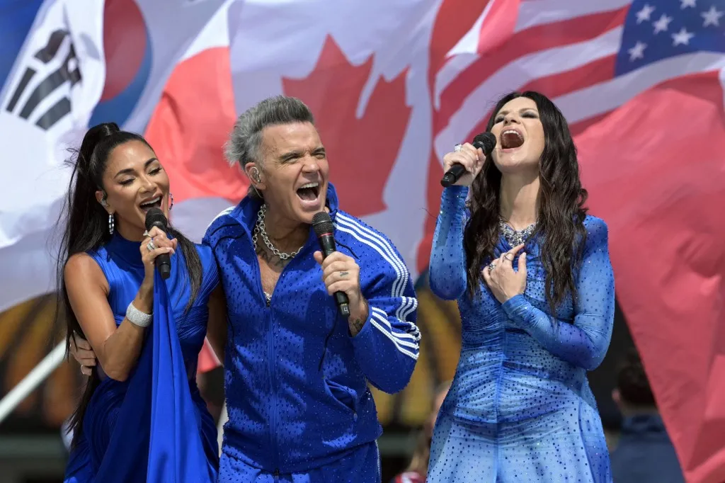 (from L) US singer Nicole Scherzinger, British singer-Songwriter Robbie Williams and Italian Singer Laura Pausini perform ahead of the 2026 World Cup football tournament final match between Spain and Argentina at the New York/New Jersey Stadium in East Rutherford on July 19, 2026. (Photo by JUAN MABROMATA / AFP)