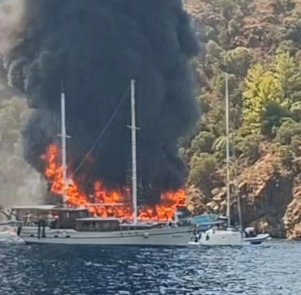 This handout photograph taken and released on August 13, 2026 by Turkish news agency DHA (Demiroren News Agency) shows the tour boat named Imparator burning in the Fethiye district of Mugla, southwestern Turkey. More than 100 people had to abandon ship after a fire engulfed a children's entertainment tour boat off southwestern Turkey on August 13, 2026, officials said. (Photo by Demiroren News AAgency / AFP) / Turkey OUT / RESTRICTED TO EDITORIAL USE - MANDATORY CREDIT "AFP PHOTO / DHA (Demiroren News Agency) " - NO MARKETING NO ADVERTISING CAMPAIGNS - DISTRIBUTED AS A SERVICE TO CLIENTS, hajó, Törökország, Fethiye