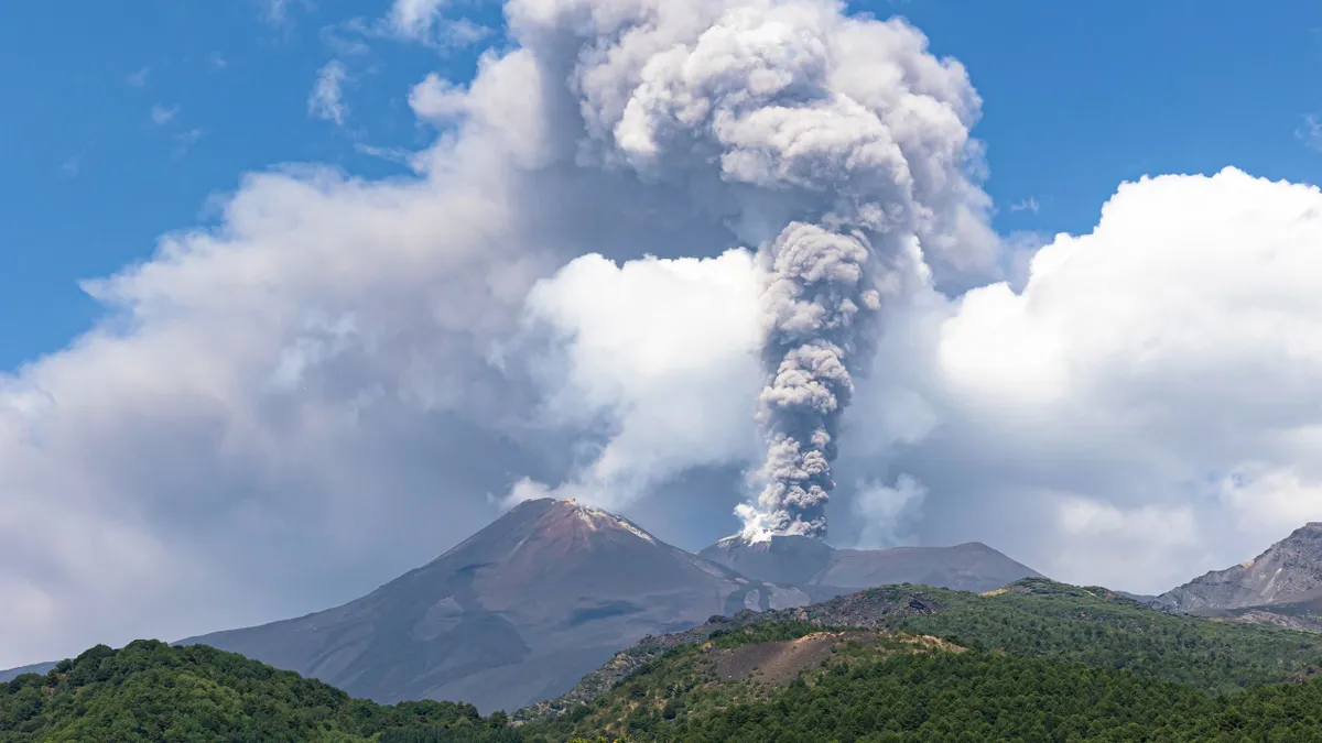 Feloldották az Etna kitörése miatti korlátozásokat Catania repülőterén