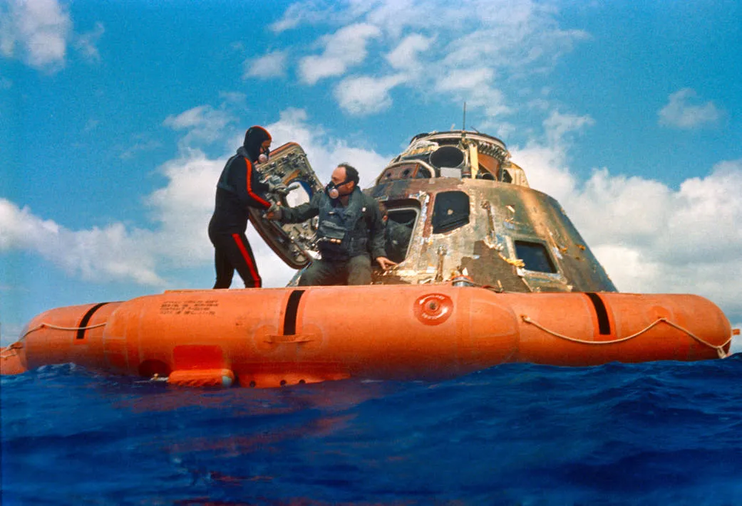 Gondolati jeleket küldött vissza Edgar Mitchell az űrből 4 földi fogadónak.
