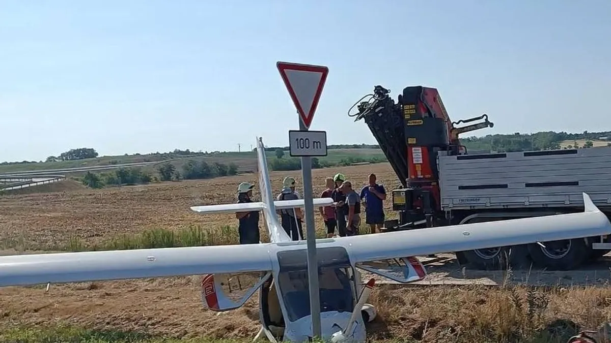 Árokban kötött ki egy kényszerleszállást végrehajtó repülőgép Röjtökmuzsajnál - fotó