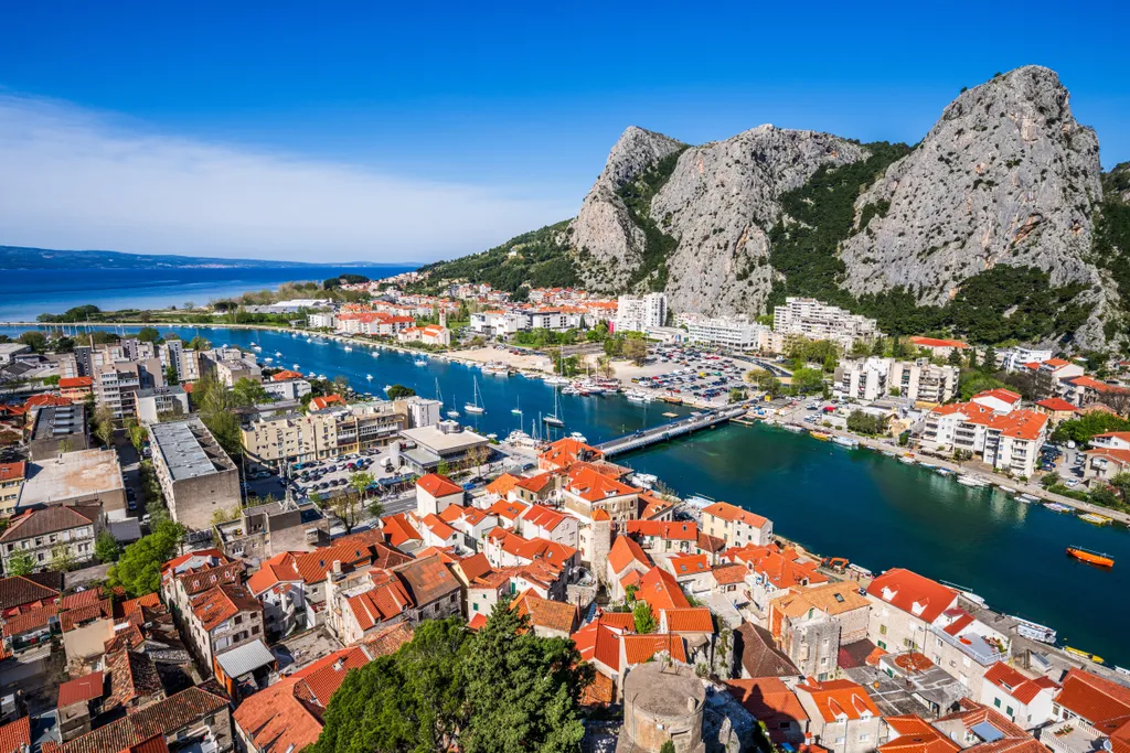A város nagyjából 25 kilométerre fekszik Split délkeleti részétől, a Cetina folyó torkolatánál.