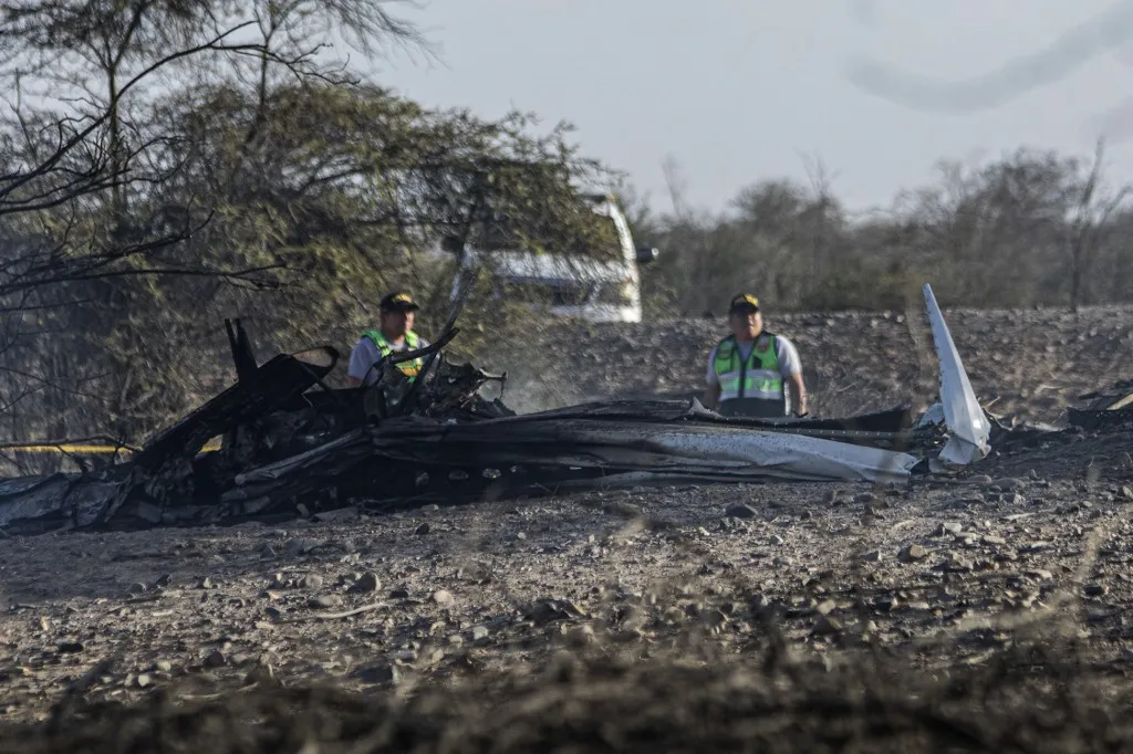 Wreckage of the small plane involved in a fatal accident that claimed the lives of its 13 occupants is pictured in the Vista Alegre district, Nazca, Peru, on August 1, 2026. At least 13 people died when a small plane carrying tourists to see the ancient Nazca Linesone of Peru's archaeological attractionscrashed, police reported on August 1. (Photo by Mariajulia VAREMAN / AFP), repülőgép-baleset