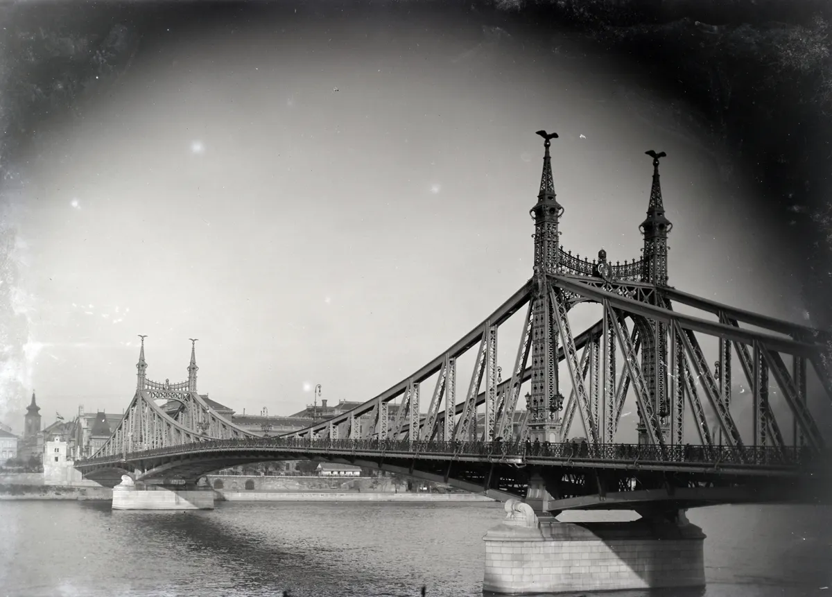 A Duna felett átívelő Ferenc József híd 1900-ban