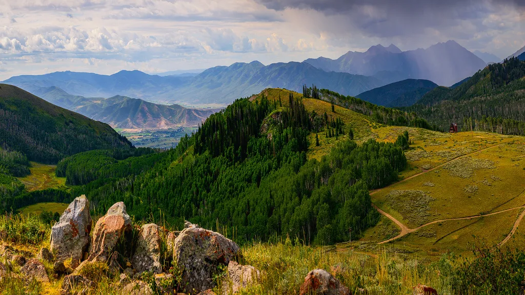 Az egyesült államokbeli Utah államban található Park City és a Western Reserve parkjai aszály előtt