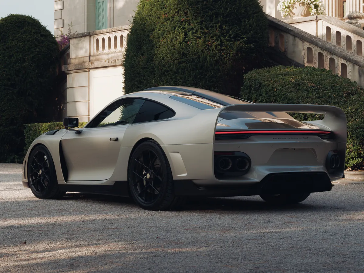 Nyomokban még felfedezhető a kiindulási alapot jelentő Porsche 911 Turbo S.