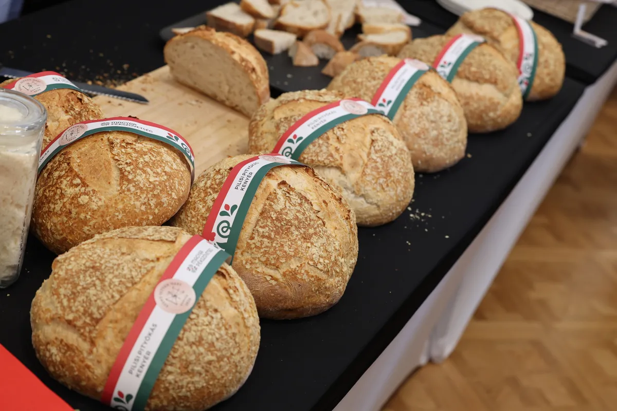 2026.08.12 Készülés az államalapítás ünnepére Budapest Nemzet ünnepe díjátadó Országtortája és a friss kenyerek