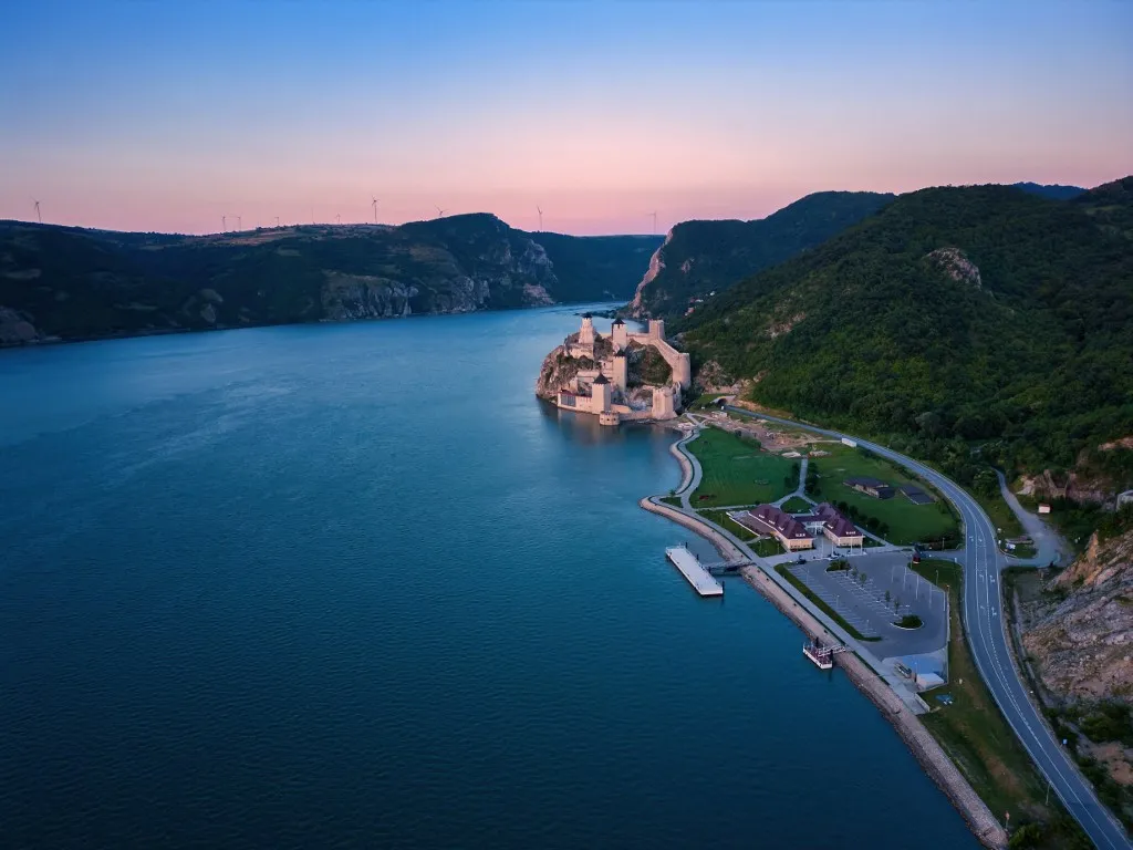 A Duna vízállására kedvező hatással lehet az Alpokban lehullott eső (A kép illusztráció) Fotó: LUIS PINA / Robert Harding RF Sunset view of Golubac fortress over Danube river in Serbia taken from a drone high above (Photo by Luis Pina / Robert Harding RF / robertharding via AFP)