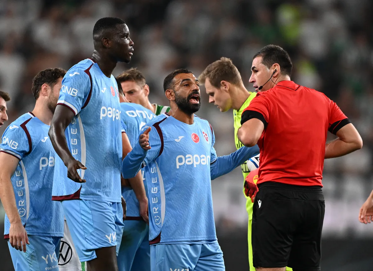 BUDAPEST, HUNGARY - AUGUST 27: Trabzonspor players Paul Onuachu and Muhammed Salah speak to the referee during the UEFA Europa League play-off second-leg match between Ferencvaros and Trabzonspor at Groupama Stadium in Budapest, Hungary on August 27, 2026. Hakan Burak Altunoz / Anadolu (Photo by Hakan Burak Altunoz / Anadolu via AFP)