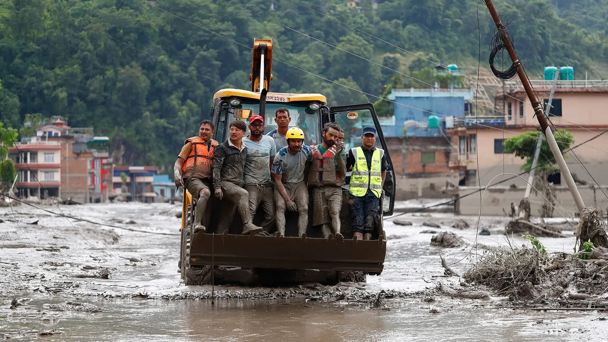 Nepál, August 26, 2026, Nuwakot, Nepal: Security personnel rescue people in a bulldozer from buildings that were damaged along the swollen Trishuli River following a massive flash flood triggered by an avalanche of ice and rock in the upper Lhende River on the Tibetan side. The sudden flood swept through communities along the Bhote Koshi and Trishuli river, destroying homes, roads and bridges and leaving a widespread devastation downstream. (Credit Image: © Skanda Gautam/SOPA Images via ZUMA Press Wire)