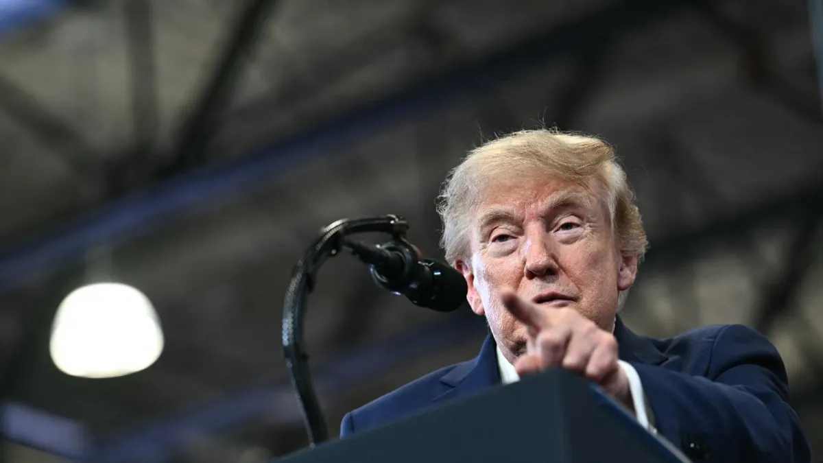 Trump azzal viccelt, hogy hamarosan amerikai területnek nyilvánítja a Hormuzi-szorost - videó