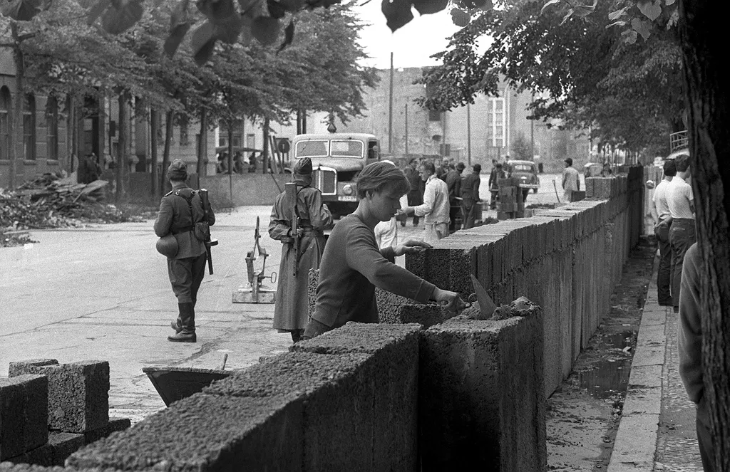 a berlini fal építése, berlinifalépítése