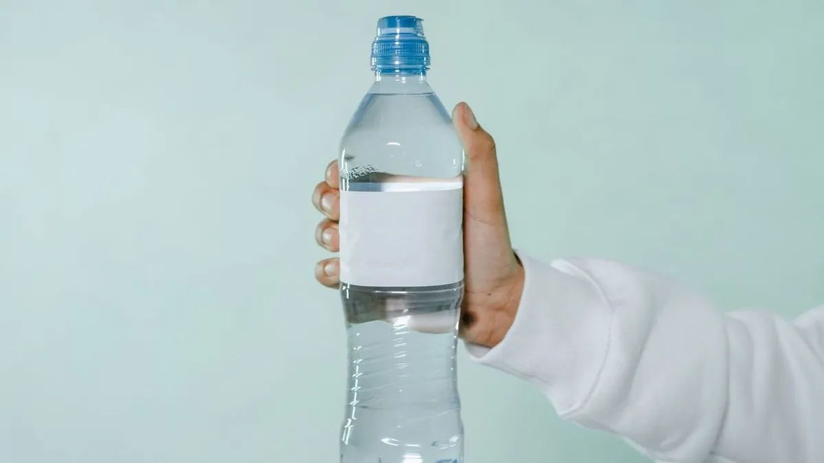 A lakás hűtése fagyasztott PET-palackkal és ventilátorral is segíthet a hőségben. 