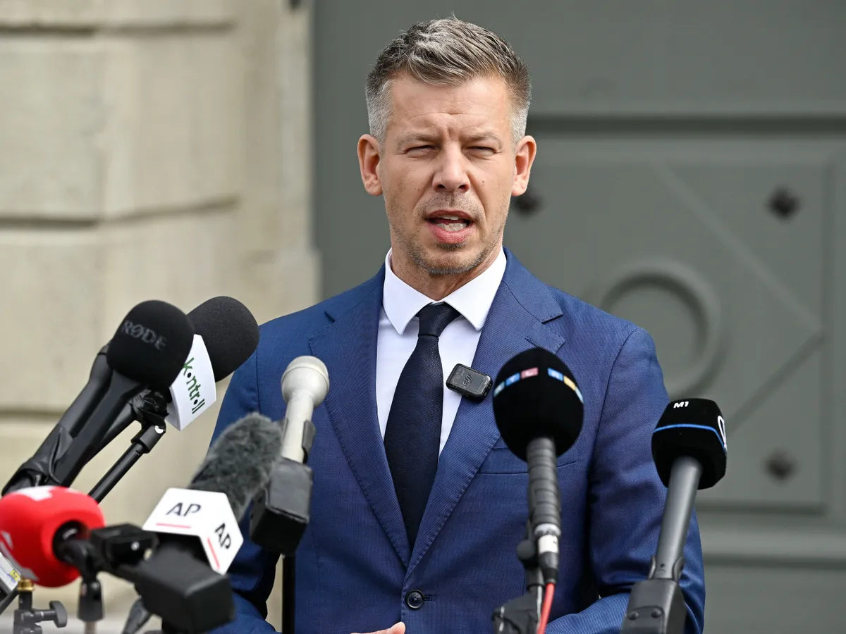 Budapest, 2026. április 15.
Magyar Péter, a Tisza Párt elnöke sajtótájékoztatót tart a Sándor-palota előtt, miután megbeszélést folytatott Sulyok Tamás köztársasági elnökkel 2026. április 15-én. Magyar Péter bejelentette, az államfő őt bízza meg kormányalakítással. 
MTI/Hegedüs Róbert