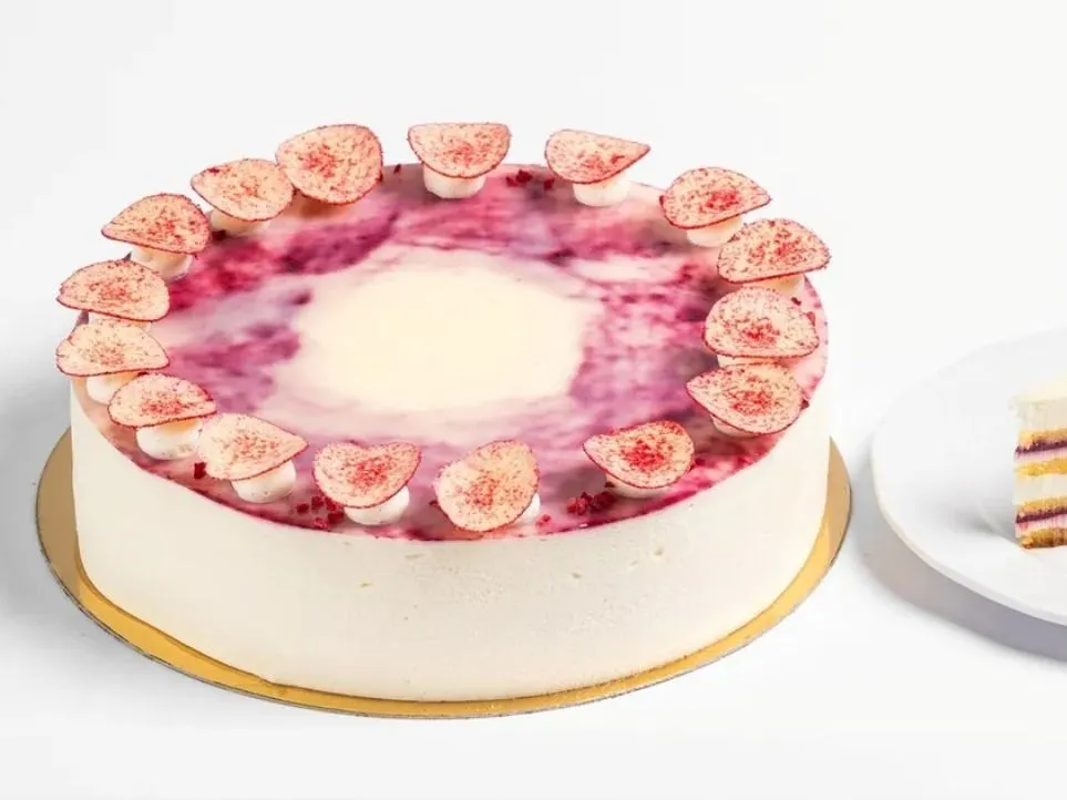 Magyarország tortája 2026: Hat torta jutott a döntőbe, végül a gyulai cukrászok desszertje győzött. A Bíborfehér augusztus 20-a környékén kerül a cukrászdákba (A képen a sütemény)