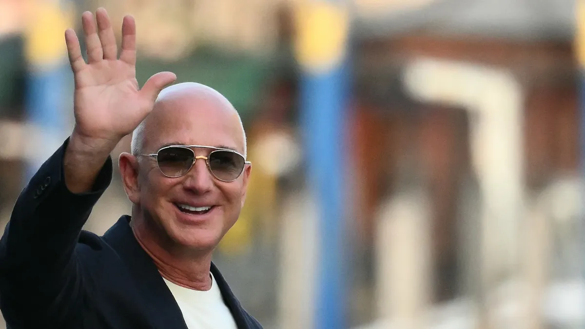 Jeff Bezos volt felesége, MacKenzie Scott bizarr könyvet írt: a szexuálisan túlfűtött disztópia két rivális amerikai elnök történetét követi.