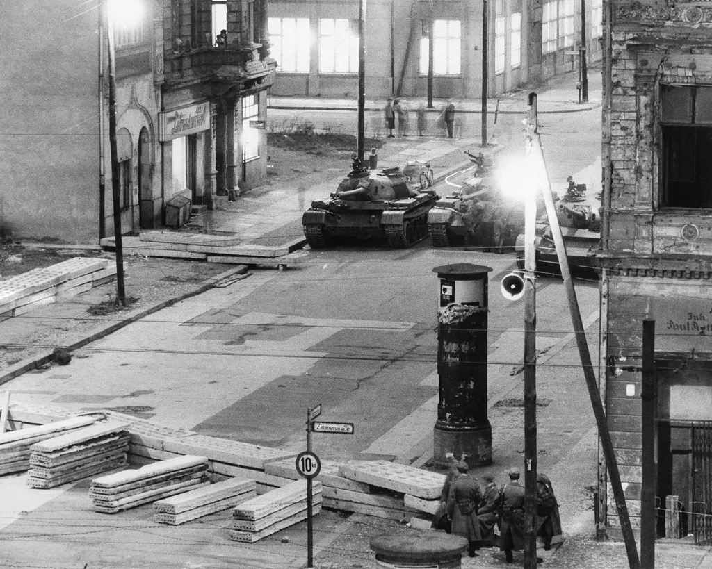 a berlini fal építése, berlinifalépítése