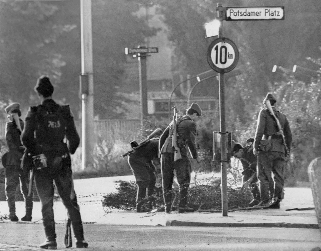 a berlini fal építése, berlinifalépítése