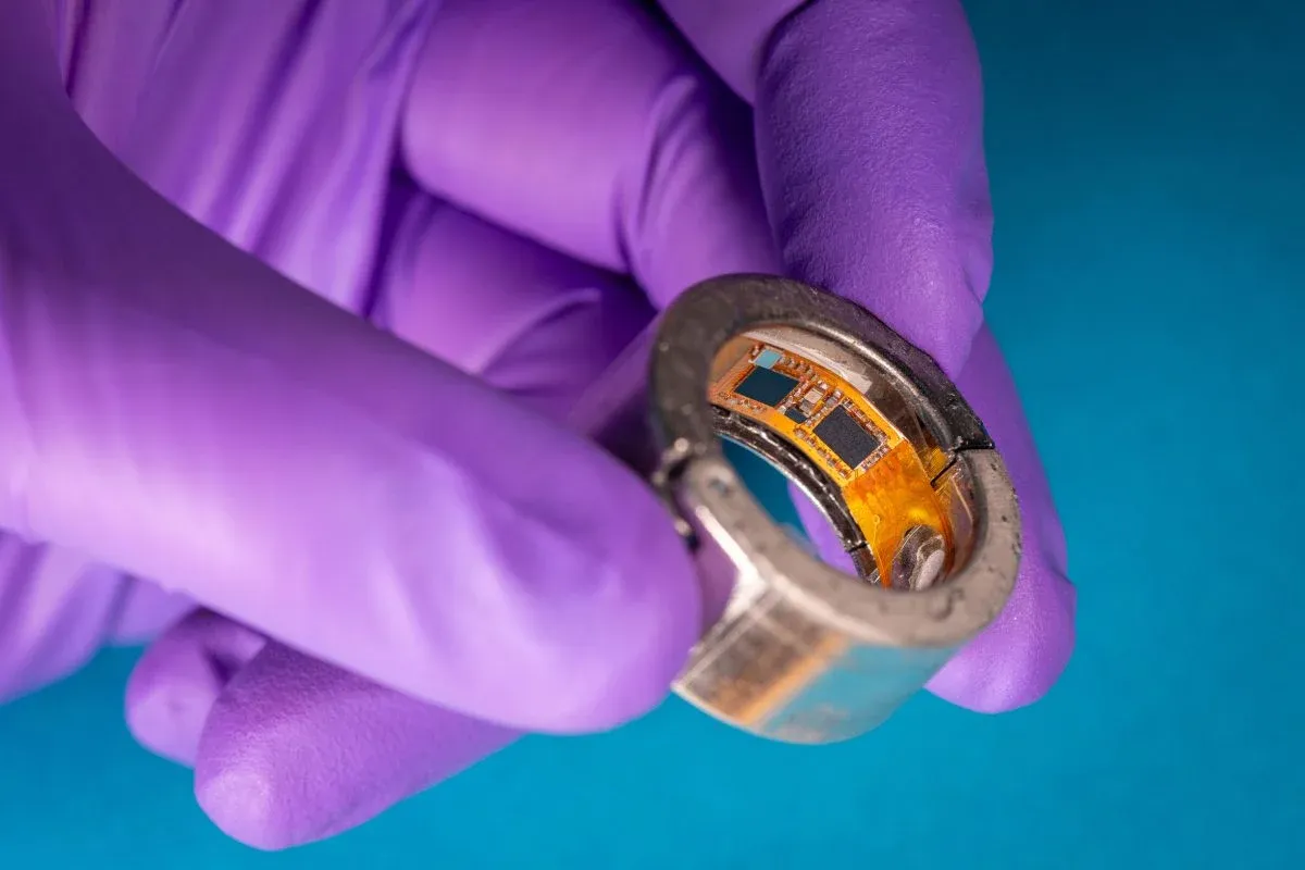 Biomarkereket mérő okosgyűrű nyitott burkolattal, látható áramköri lappal és elektronikai alkatrészekkel