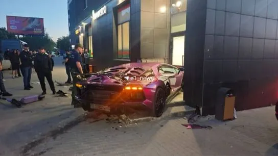 Lamborghini csapódott egy házba Jekatyerinburgban, egy oligarcha fia vezethette az autót