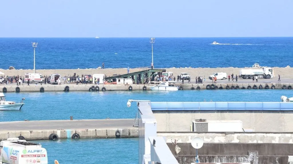 tragédia, KYRENIA, TURKISH REPUBLIC OF NORTHERN CYPRUS - AUGUST 30 : Search and rescue operations continue after a ferry that departed from Kyrenia Harbor took on water in Kyrenia, Turkish Republic of Northern Cyprus on August 30, 2026. Ali Ruhluel / Anadolu (Photo by Ali Ruhluel / Anadolu via AFP)