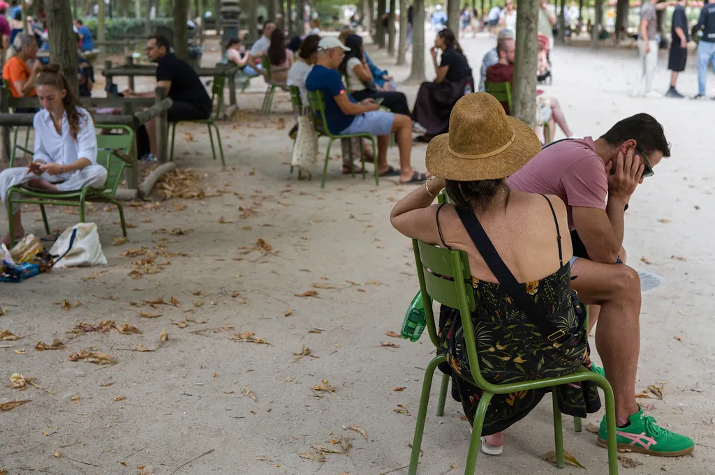 Franciák és turisták a párizsi Tuileriák kertjében aszály idején