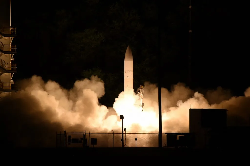 Egy hiperszonikus rakéta indítása a Hawaii-szigeteki Kauai-on, a Pacific Missile Range Facility-ből 2020. március 19-én. Az Egyesült Államok 2020. március 20-án jelentette be, hogy sikeresen tesztelte egy hiperszonikus rakéta prototípusát. A Pentagon közlése szerint a tesztrakéta hiperszonikus sebességgel – a hangsebesség több mint ötszörösével, azaz Mach 5-ös sebességgel – repült a kijelölt becsapódási pontig.  Fotó: OSCAR SOSA / US NAVY
