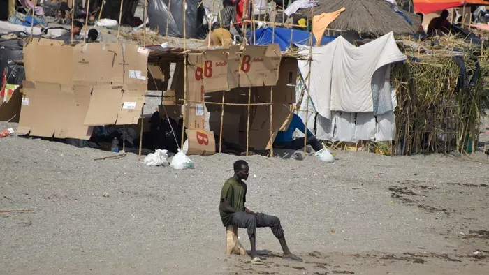 A helyi Migráns Befogadó Központ (CETI) teljesen megtelt. Emiatt több mint 1500 ember rekedt közvetlenül a tengerparton