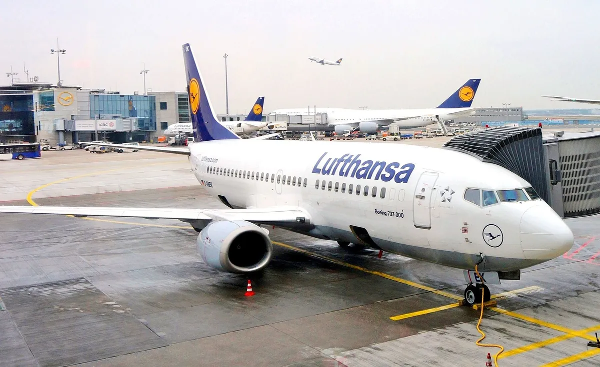 Lufthansa gép áll a repülőtéren. 