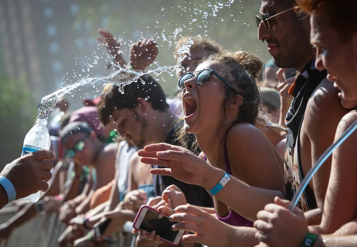 Vízosztás egy koncerten az augusztusi Sziget Fesztiválon