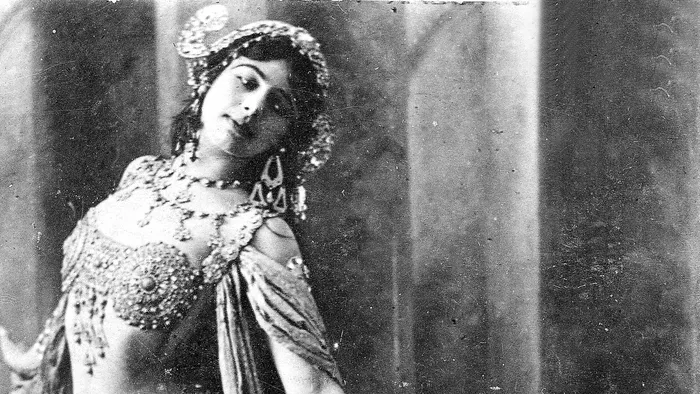 Katonatisztekkel is kapcsolatban állt, akik későbbi tárgyalásán nem védték meg őt. 