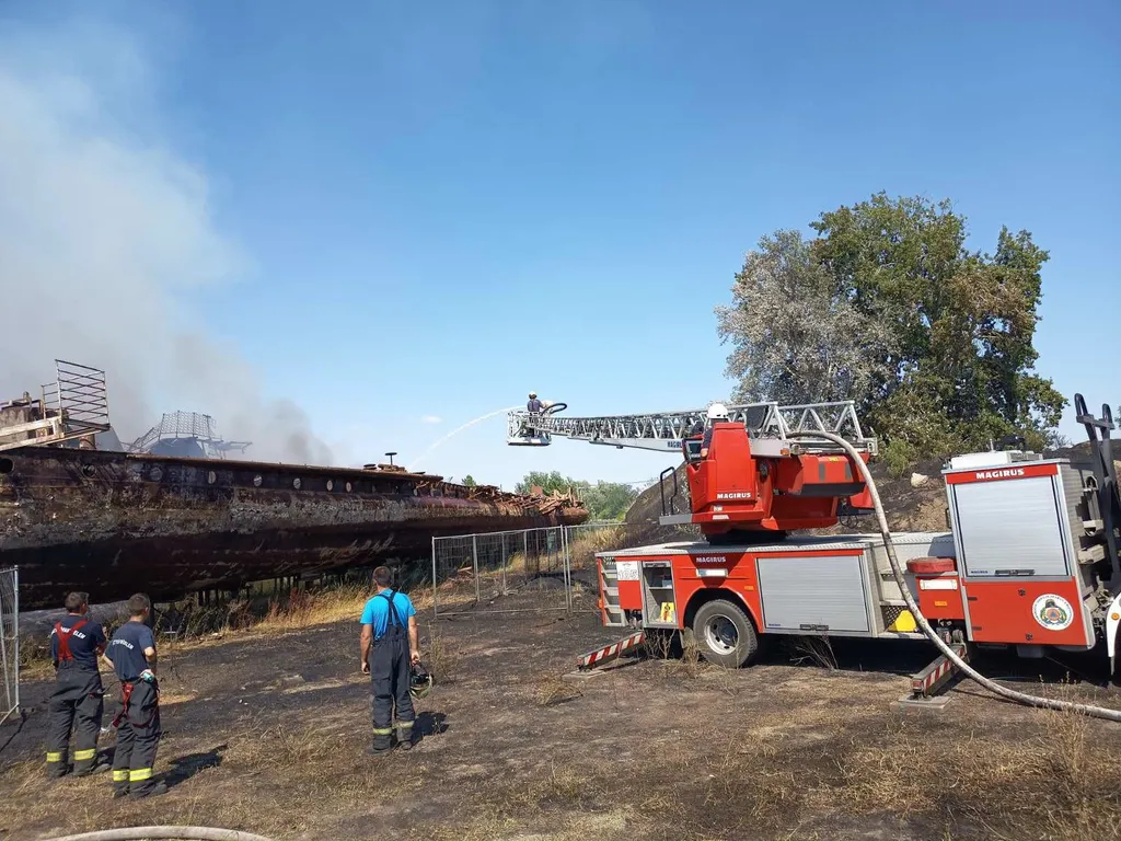 Kigyulladt a magasfüves vegetáció Szegeden, a Kőrös sor közelében, a Tápéi-öbölben. A lángok átterjedtek a Szőke Tisza gőzhajó maradványaira is.