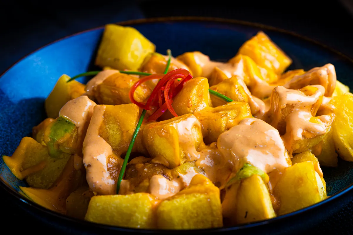 A klasszikus spanyol ételek közé tartozik a patatas bravas