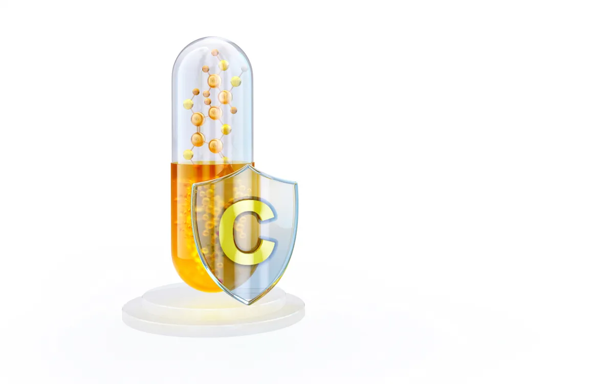 C-vitamin kapszula és védőpajzs illusztrációja, C-vitamin-pótlás, immunrendszer és megfázás