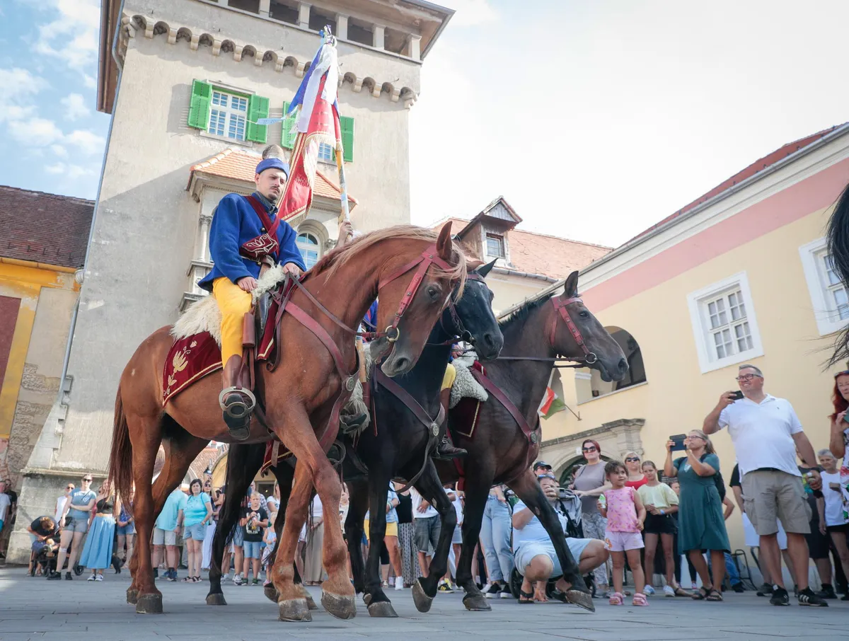puskalövésekkel nyitották meg a Hősök tornyánál a XVII. Kőszegi Ostromnapokat, amellyel arra emlékeznek, hogy 1532-ben Szulejmán szultán nem bírt el a kőszegiekkel.A belvárosban és a Jurisics-vár környékén egymást követték a történelmi programok.