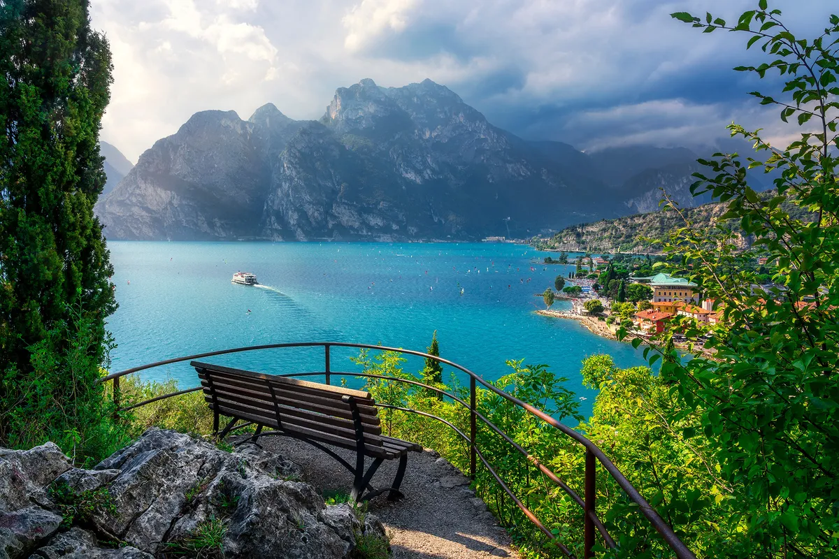 A Garda-tó panorámája egy magaslati kilátó pontról 