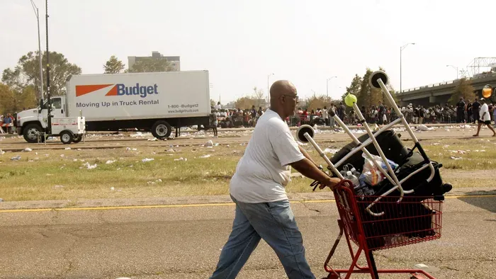 Katrina hurrikán, Katrinahurrikán, New Orleans, 2005, Katrina hurrikán 2005,
A man walks with his belongings near the Superdome in the aftermath of Hurricane Katrina 02 September 2005 in New Orleans, Louisiana.  Addressing criticism that initial relief ef