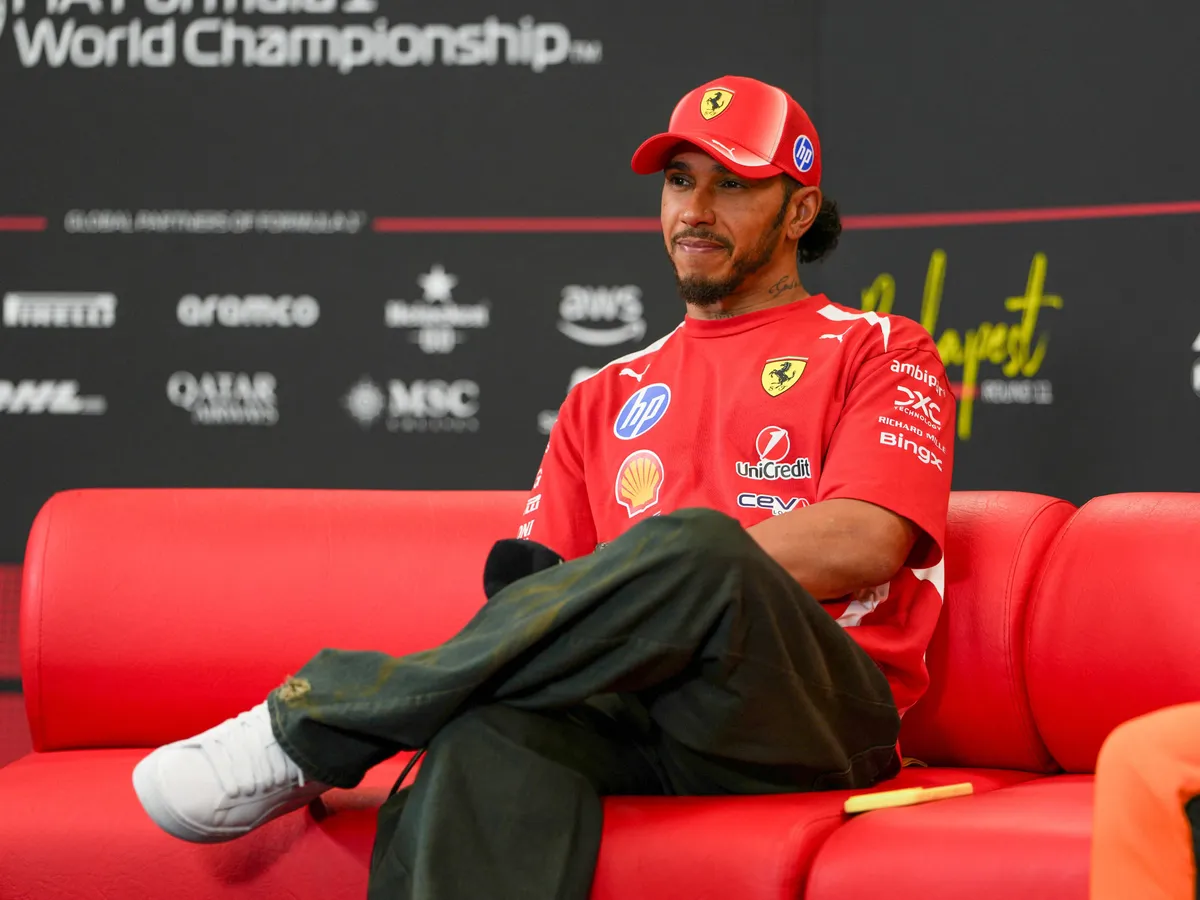 A hétszeres világbajnok Lewis Hamilton óriási kutyabarát