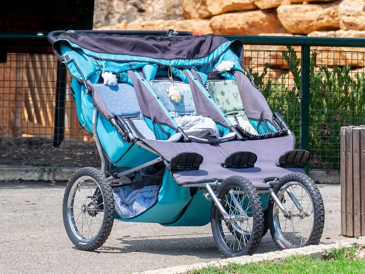 A hármas ikrek érkezésére már az egész család készül (A kép illusztráció) Unsplash Baby stroller for triplet (Tri babies) outdoor
