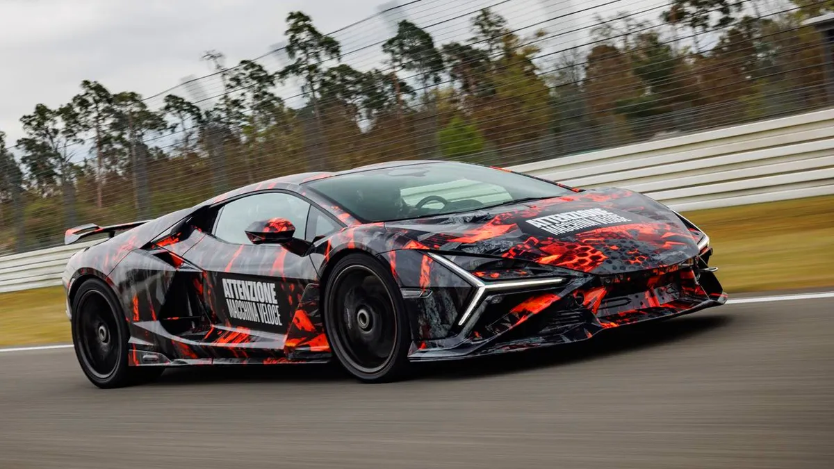 Erősebb és könnyebb a normál változatnál a Lamborghini Revuelto SV.